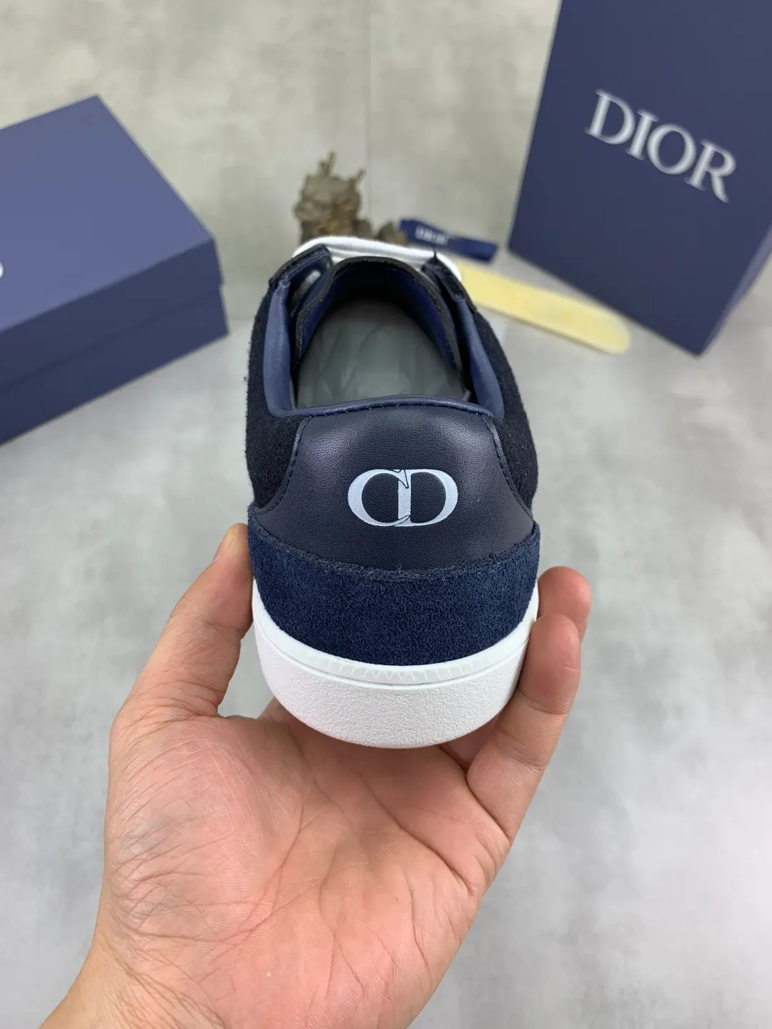 Men's shoes 💰P380 New Dior B01 moral training shoes, white first-layer cowhide, original molded outsole. New to the fall collection, this sneaker marks the return of a Dior classic, reinterpreted in a stylish and elegant silhouette. Crafted from white smooth first-grain cowhide with a tonal silk sheepskin lining, it features the Dior logo on the tongue and inner sides, and a CD icon on the heel. Paired with Tpu anti-slip soles of the same color, it can be matched with various styles to create a sophisticated look.  Code number: 38-44